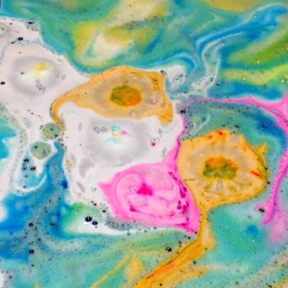 RARE LUSH COSMETICS GIANT GOLDEN WONDER CHRISTMAS BATH BOMB - Picture 8 of 9